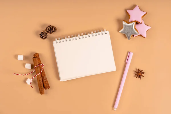 Vánoční Pozadí Prázdným Bílým Notebook Obklopen Vánoční Dekorace Dopis Santovi — Stock fotografie
