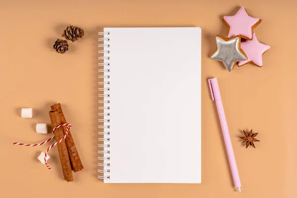 Vánoční Pozadí Prázdným Bílým Notebook Obklopen Vánoční Dekorace Dopis Santovi — Stock fotografie
