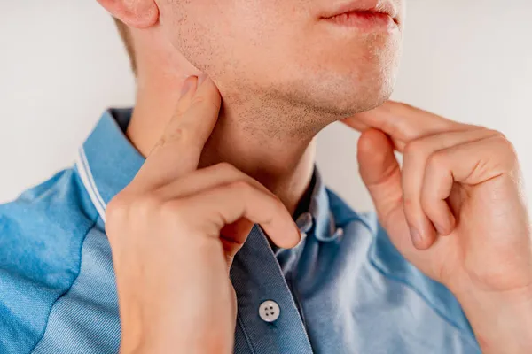 Een Man Controleert Lymfeklieren Zijn Nek — Stockfoto