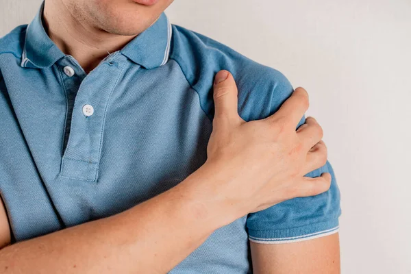 Een Man Houdt Zich Vast Aan Een Zere Schouder Het — Stockfoto