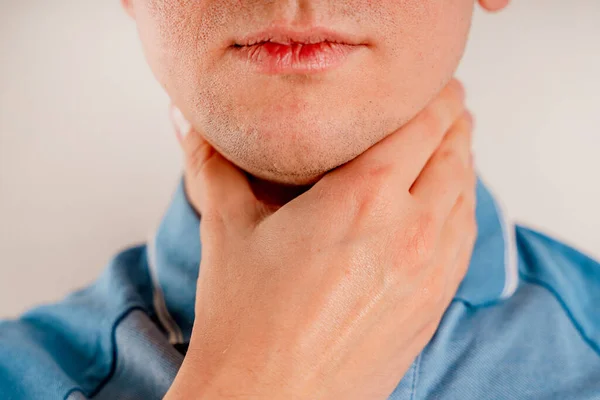 Een Man Controleert Lymfeklieren Zijn Nek — Stockfoto