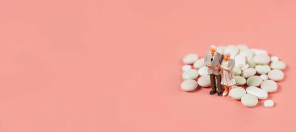 Hrstky Pilulek Stojí Miniaturní Modely Starších Lidí Bolestný Stáří Péče — Stock fotografie