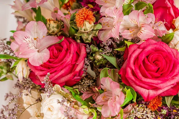 생일이나 여성의 꽃다발 — 스톡 사진