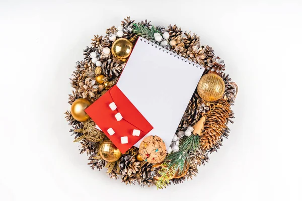 Bloc Notas Vacío Una Corona Navidad Con Una Hermosa Decoración —  Fotos de Stock
