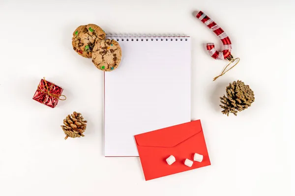 Відкритий Блокнот Вашого Тексту Середині Різдвяного Декору Конусами Ялинками Печивом — стокове фото