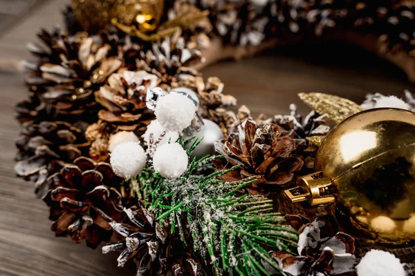 Χριστουγεννιάτικο Στεφάνι Εορταστική Διακόσμηση Και Παιχνίδια Χριστουγεννιάτικο Δέντρο Ξύλινο Φόντο — Φωτογραφία Αρχείου