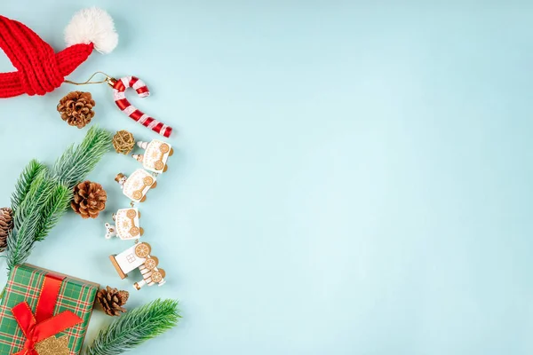 Composição Natal Com Decoração Ano Novo Com Trem Vapor Cones — Fotografia de Stock