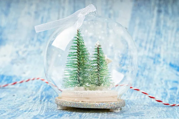 Vánoční Skleněná Koule Vánočními Stromky Uvnitř Vánoční Stromeček Hračka — Stock fotografie