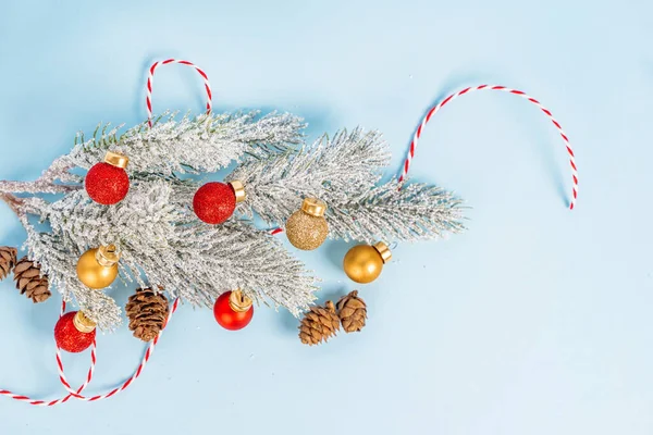 Sfondo Natale Con Ramo Albero Natale Decorato Uno Sfondo Azzurro — Foto Stock