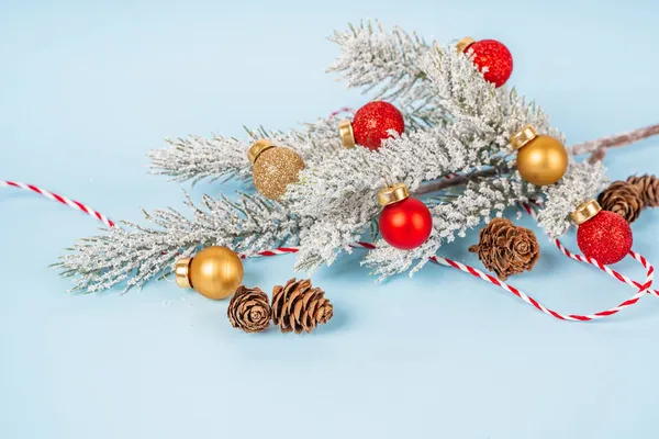 Fundo Natal Com Galho Árvore Natal Decorado Fundo Azul Claro — Fotografia de Stock