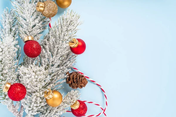Vánoční Pozadí Zdobené Vánoční Strom Větev Světle Modrém Pozadí Místem — Stock fotografie