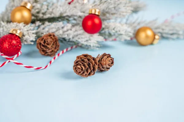 Jul Bakgrund Med Dekorerad Julgran Gren Ljusblå Bakgrund Med Plats — Stockfoto