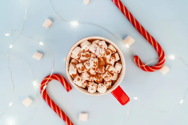 Una Taza Cacao Con Malvaviscos Una Guirnalda Navidad Concepto Festivo —  Fotos de Stock