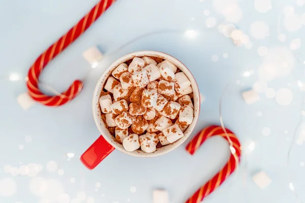 Una Taza Cacao Con Malvaviscos Una Guirnalda Navidad Concepto Festivo —  Fotos de Stock