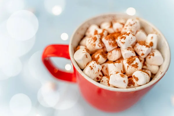 Una Taza Cacao Con Malvaviscos Una Guirnalda Navidad Concepto Festivo —  Fotos de Stock