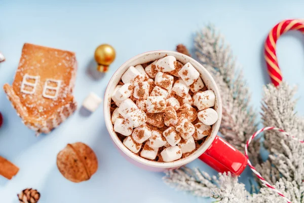 Una Taza Cacao Con Malvaviscos Una Guirnalda Navidad Concepto Festivo —  Fotos de Stock