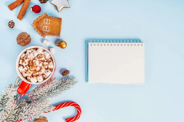 파란색 배경에 디오르 크리스마스 트리가 크리스마스 테이블 당신의 텍스트를 메모지 — 스톡 사진