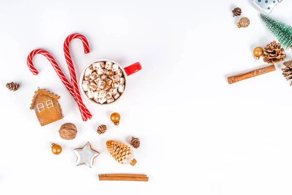 Composição Natal Brinquedos Cones Canecas Cacau Com Marshmallows Contexto Branco — Fotografia de Stock