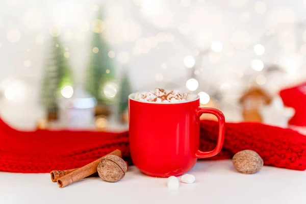 Hermoso Fondo Navidad Con Taza Cacao Guirnalda Bufanda Roja Ambiente —  Fotos de Stock
