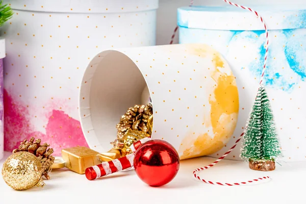 Navidad Hermosas Cajas Redondas Regalo Artículos Navideños Sobre Fondo Blanco —  Fotos de Stock