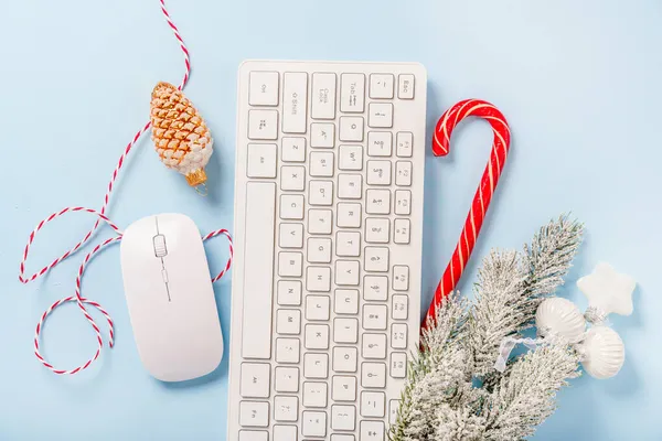 Різдвяний Домашній Офісний Стіл Клавіатурою Сосновими Гілками Різдвяними Предметами Синьому — стокове фото