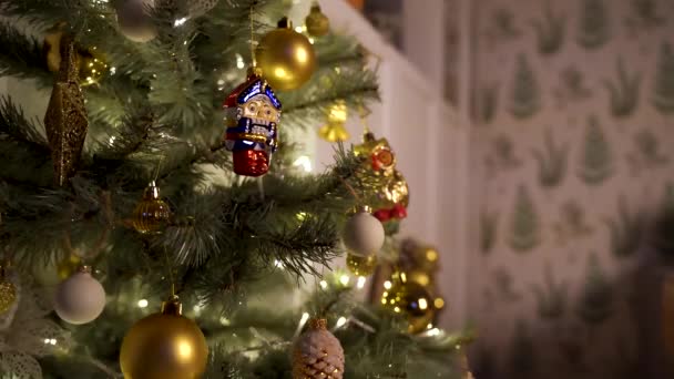 リビングルームにガーランド付きの美しい装飾されたクリスマスツリー いい冬の夜だ 4Kビデオ — ストック動画