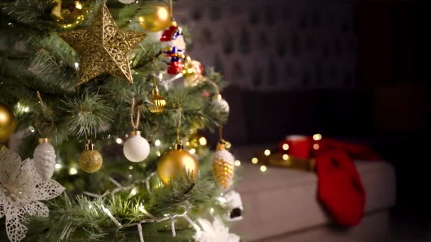 Hermoso Árbol Navidad Decorado Con Guirnalda Sala Estar Acogedora Noche — Vídeo de stock