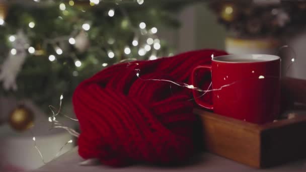 Gyönyörű Díszített Karácsonyfa Koszorúval Nappaliban Kellemes Téli Este Videó — Stock videók