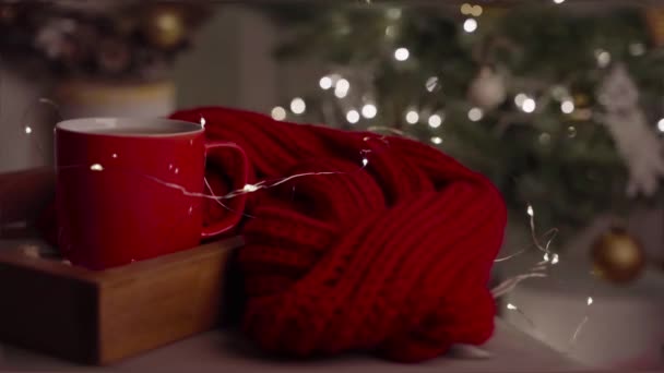 Beautiful decorated Christmas tree with garland in the living room. Cozy winter evening. 4k video. — Stock Footage Beautiful Decorated Christmas Tree Garland Living Room Cozy Winter Evening Royalty Free Stock Video