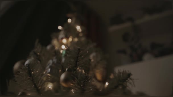 リビングルームにガーランド付きの美しい装飾されたクリスマスツリー いい冬の夜だ 4Kビデオ — ストック動画