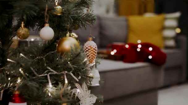 Bel Arbre Noël Décoré Avec Guirlande Dans Salon Soirée Hiver — Video