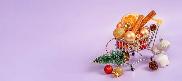 Ένα Καρότσι Χριστουγεννιάτικες Διακοσμήσεις Μωβ Φόντο Έννοια Της Αγοράς Δώρων — Φωτογραφία Αρχείου