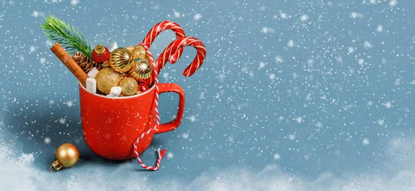 Julsammansättning Med Julpynt Röd Mugg Minimalistisk Bakgrund Med Utrymme För — Stockfoto