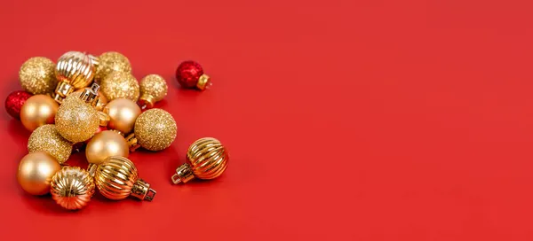 Rojo Oro Bolas Navidad Encuentran Sobre Fondo Rojo Hermoso Fondo —  Fotos de Stock