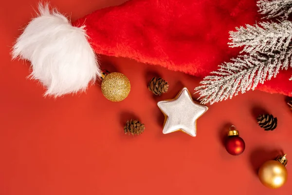 Composition Noël Avec Décorations Chapeau Père Noël Sur Fond Rouge — Photo