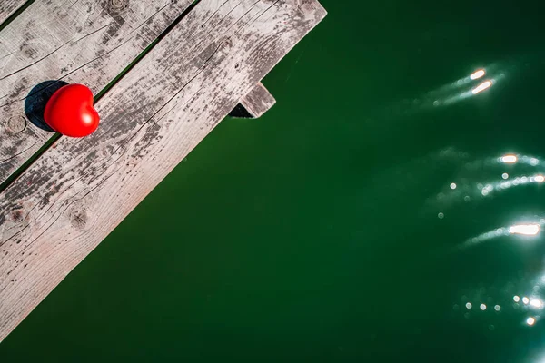 Красное Сердце Лежит Деревянном Пирсе Озере Летняя Концепция Серенького Отдыха — стоковое фото