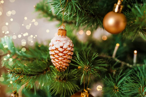Stromě Visí Vánoční Stromeček Podobě Kornoutu — Stock fotografie