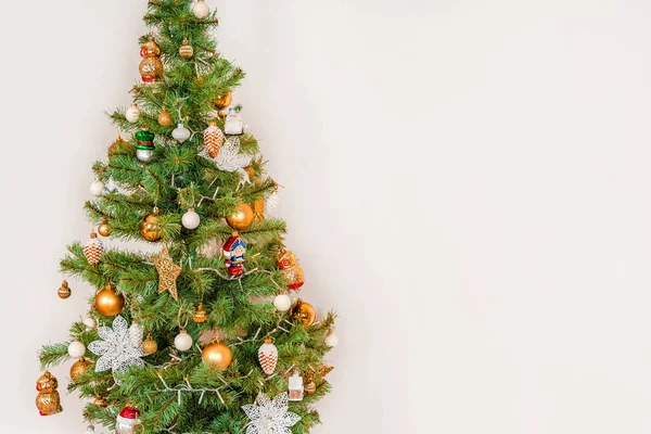Zdobený Vánoční Stromek Doma Bílém Pozadí Zdi — Stock fotografie