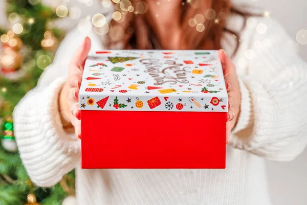 Une Jeune Femme Offre Cadeau Noël Appareil Photo Sur Fond — Photo