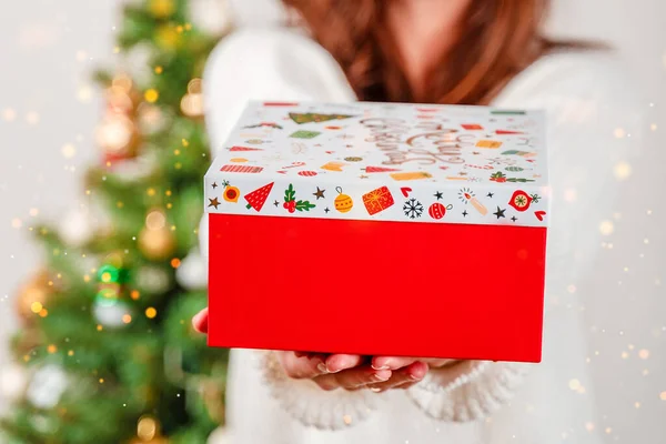 Une Jeune Femme Offre Cadeau Noël Appareil Photo Sur Fond — Photo