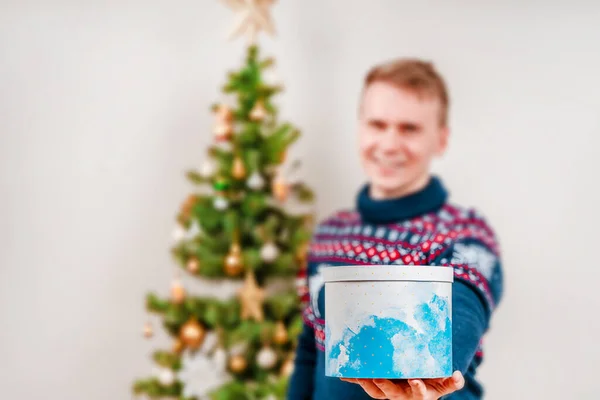 Jovem Segura Presente Natal Para Câmera Contra Fundo Uma Árvore — Fotografia de Stock