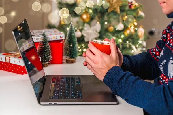 스웨터를 남자가 새해와 크리스마스에 마시멜로와 코코아를 마신다 직장에서의 휴일의 아름다운 — 스톡 사진