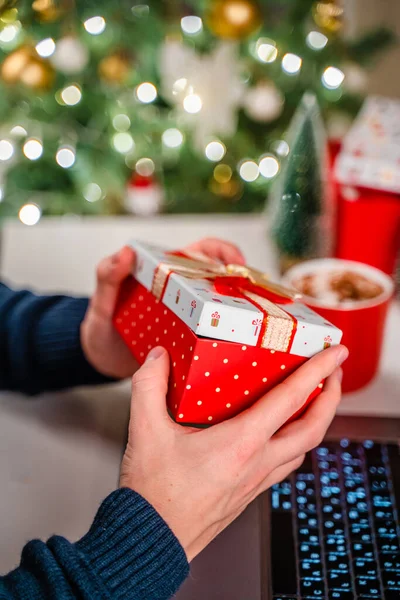 Uomo Maglione Tiene Una Scatola Regalo Natale Davanti Computer Portatile — Foto Stock