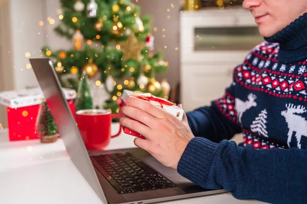 스웨터를 크리스마스 책상에 랩탑을 분위기를 온라인 소통의 — 스톡 사진