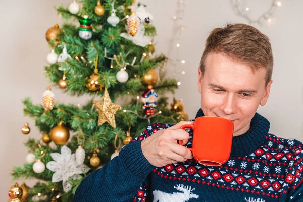 Ένας Άντρας Γιορτινή Μπλούζα Πίνει Κακάο Ζαχαρωτά Κατά Διάρκεια Των — Φωτογραφία Αρχείου