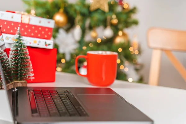 Foco Seletivo Teclado Laptop Com Fundo Árvore Natal — Fotografia de Stock