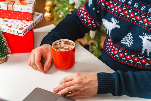 Uomo Maglione Festivo Beve Cacao Con Marshmallow Durante Vacanze Capodanno — Foto Stock