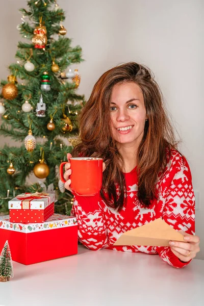 Kırmızı Kazaklı Genç Bir Kadın Noel Ağacının Yanında Marşmelovlu Kakao — Stok fotoğraf