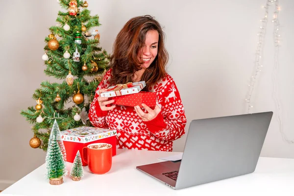 Uma Jovem Mulher Camisola Vermelha Usa Laptop Casa Para Comunicar — Fotografia de Stock