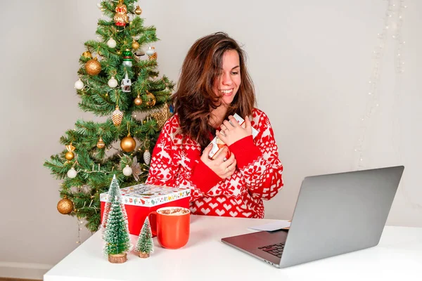 Uma Jovem Mulher Camisola Vermelha Usa Laptop Casa Para Comunicar — Fotografia de Stock